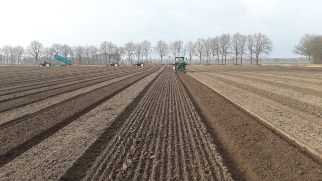 Het aanleggen van rijpaden is met behulp van RTK automatische besturing een fluitje van een cent