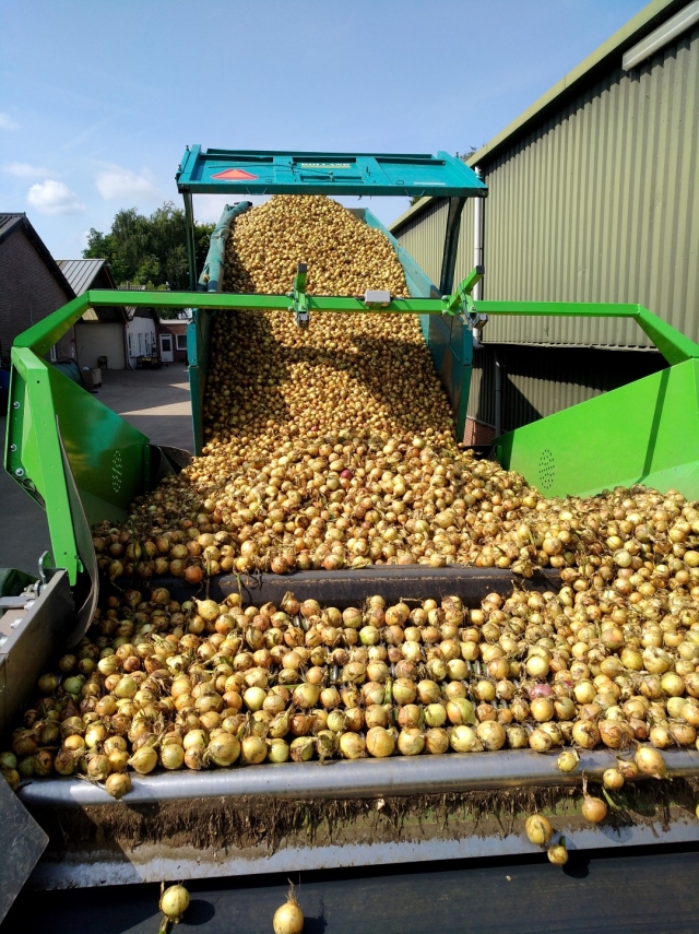 Vanuit de kipwagen via de stortbunker de vrachtwagen op